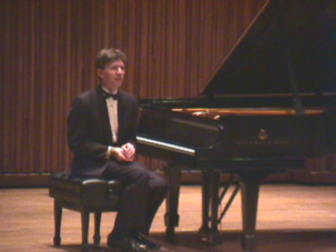 Jack Gibbons talking to his audience during his performance at Alice Tully Hall, Lincoln Center, New York, October 27th 1999 (photo by Jim Paugh)